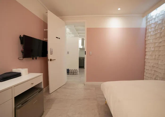 Cloud Hongdae #arex 3min Bed & Breakfast 4*