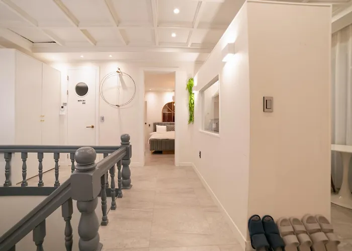Cloud Hongdae #arex 3min Bed & Breakfast