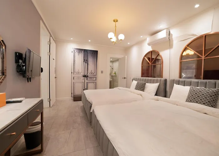 Cloud Hongdae #arex 3min Bed & Breakfast Seul