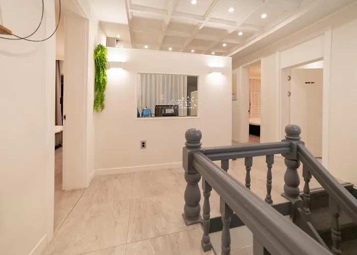 Cloud Hongdae #arex 3min Bed & Breakfast