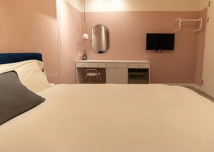 Cloud Hongdae #arex 3min Bed & Breakfast
